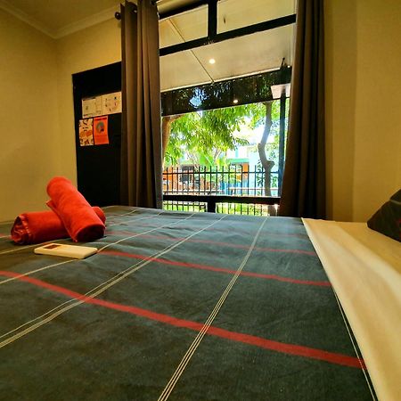 Jump Inn Alice Budget Accommodation 앨리스 스피링스 외부 사진