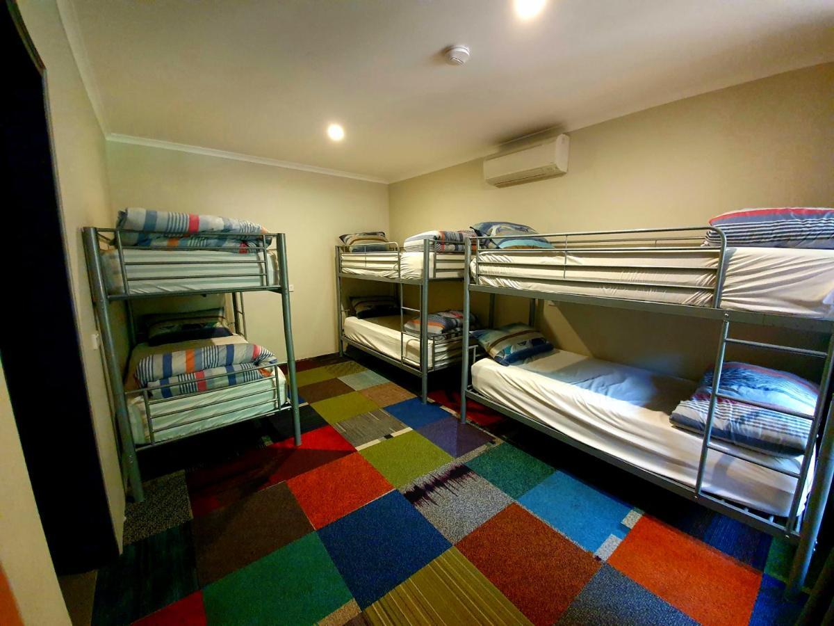 Jump Inn Alice Budget Accommodation 앨리스 스피링스 외부 사진